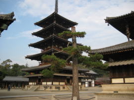 五重塔と松