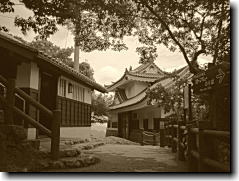 岐阜城資料館(右奥)と厠(左手前)